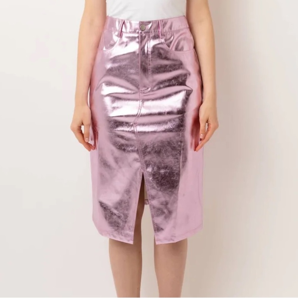 High waisted midi skirt with front cut slit in faux leather metallic